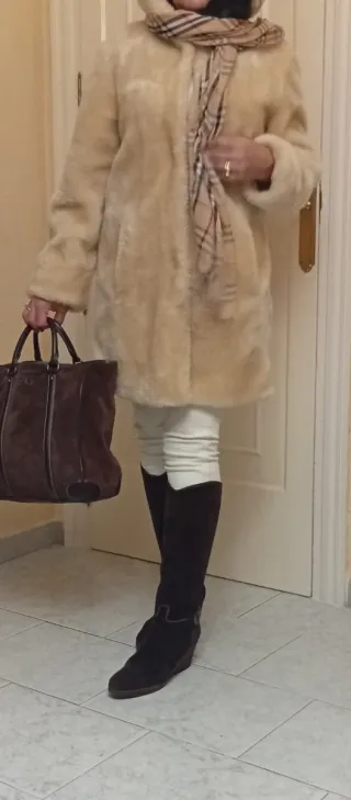 Chaquetón pelo beige con capucha, forrado