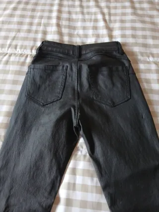 Pantalón campana polipiel negro