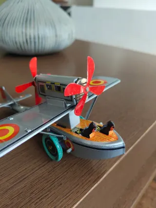 Avión de hojalata Paya