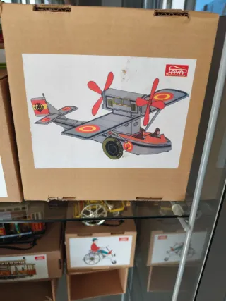 Avión de hojalata Paya