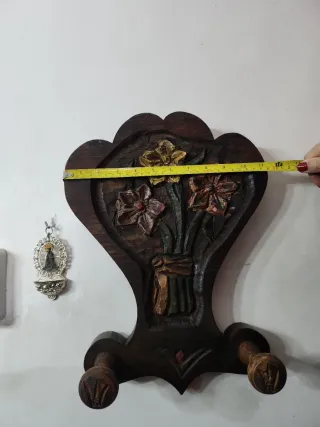 Perchero de madera tallado flores