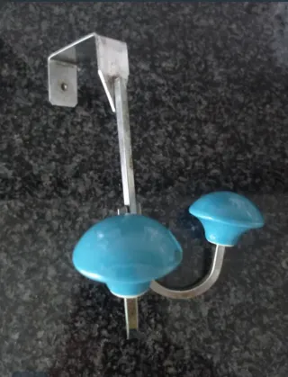 2 Percheros (pared y puerta)