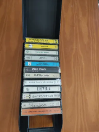 Estuche con 12 cassettes incluidos.