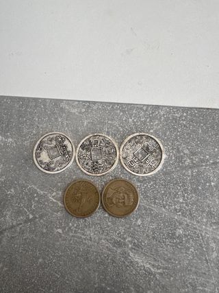 2 Dólares y 3 Monedas Chinas
