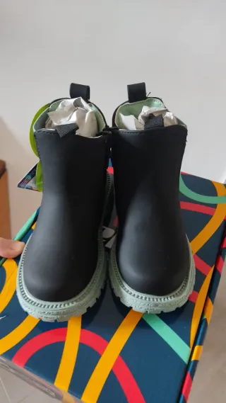 Stivaletti neri con suola verde