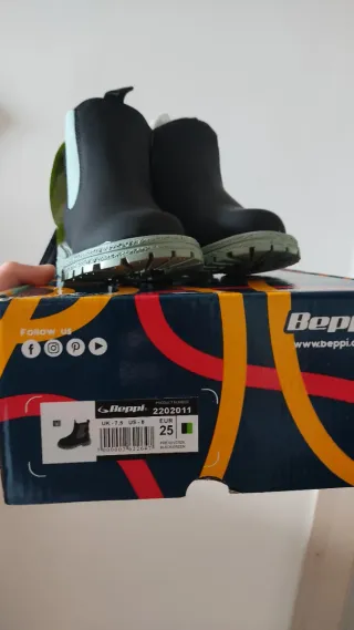 Stivaletti neri con suola verde