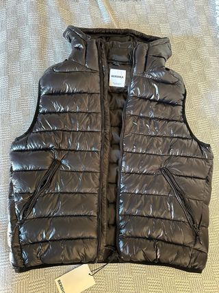 Chaleco Bershka negro brillo a estrenar