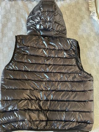 Chaleco Bershka negro brillo a estrenar