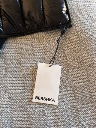 Chaleco Bershka negro brillo a estrenar