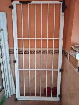 Puerta de hierro 99.5 x 2.1 incluye marco