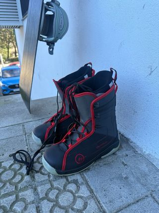 Tavola da snowboard Generics Special con scarponi e attacchi