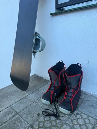 Tavola da snowboard Generics Special con scarponi e attacchi