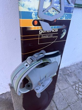 Tavola da snowboard Generics Special con scarponi e attacchi