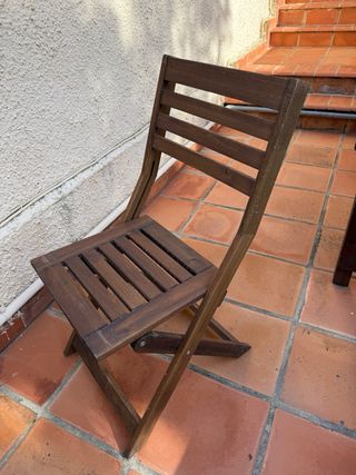 Mesa de jardín de madera con 4 sillas de madera.
