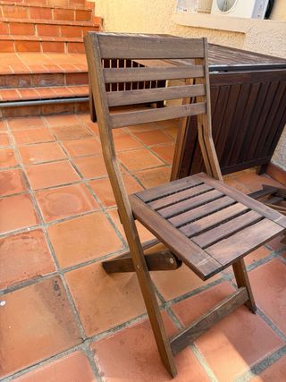 Mesa de jardín de madera con 4 sillas de madera.
