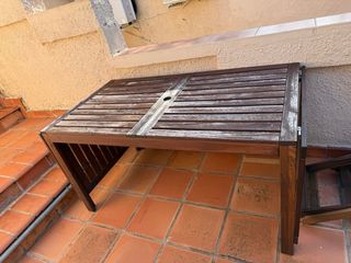 Mesa de jardín de madera con 4 sillas de madera.