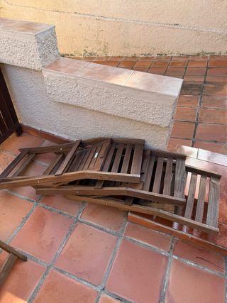 Mesa de jardín de madera con 4 sillas de madera.