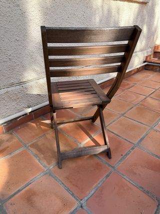 Mesa de jardín de madera con 4 sillas de madera.