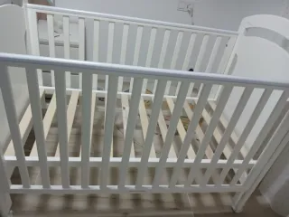 Cuna blanca con osito