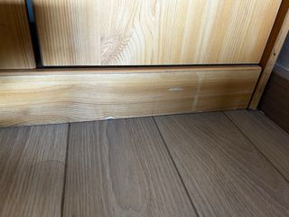 Aparador de pino con cajones y puertas