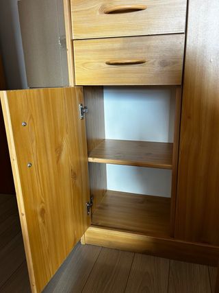 Aparador de pino con cajones y puertas