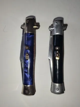 Dos cuchillos turísticos italianos.