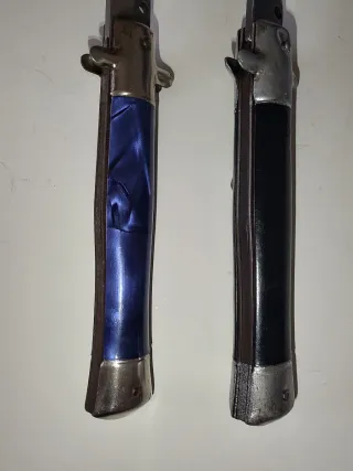 Dos cuchillos turísticos italianos.