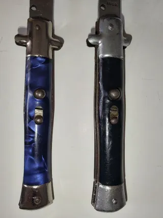 Dos cuchillos turísticos italianos.