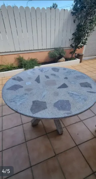 Mesa de jardín de piedra