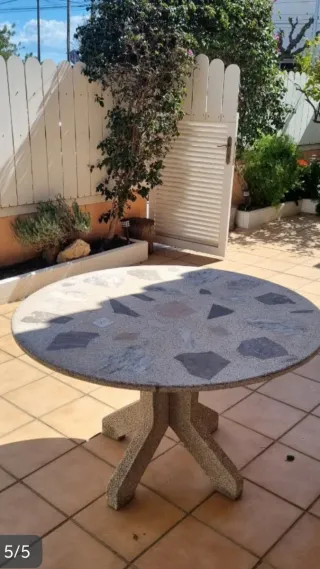 Mesa de jardín de piedra