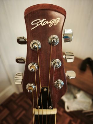 Guitarra Electroacústica Stagg + Estuche Ovation.