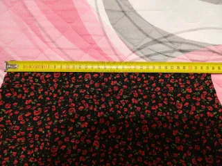 Zara falda negra flores rojas. Muy buen estado.T S