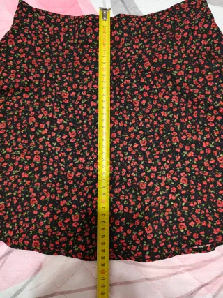 Zara falda negra flores rojas. Muy buen estado.T S
