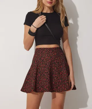 Zara falda negra flores rojas. Muy buen estado.T S