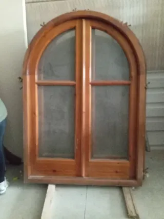 Ventana de madera con arco