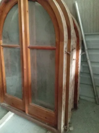 Ventana de madera con arco