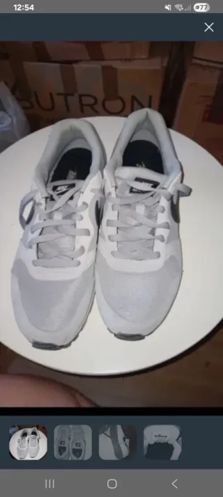 Tenis Nike grises y blancos