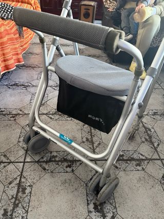 Andador con asiento y bolsa