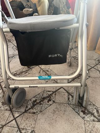 Andador con asiento y bolsa
