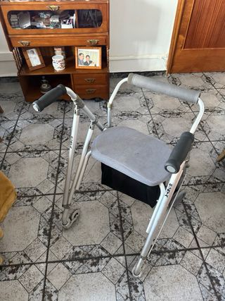 Andador con asiento y bolsa