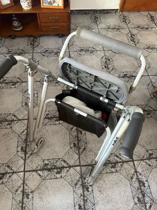 Andador con asiento y bolsa