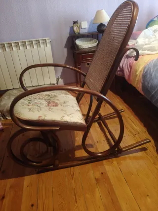 Mecedora antigua de madera y ratán