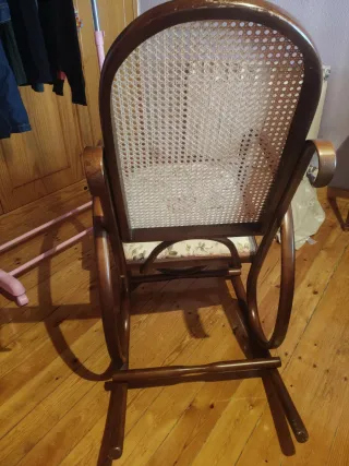 Mecedora antigua de madera y ratán