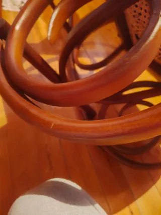 Mecedora antigua de madera y ratán