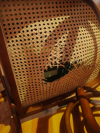 Mecedora antigua de madera y ratán