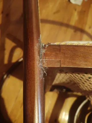 Mecedora antigua de madera y ratán