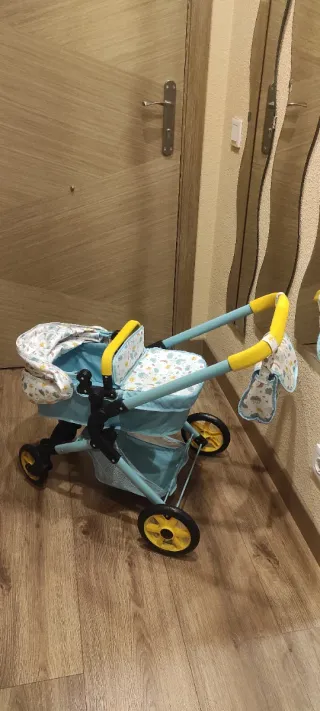 Carrito de muñecas azul y amarillo