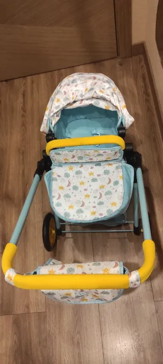 Carrito de muñecas azul y amarillo