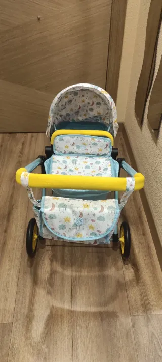 Carrito de muñecas azul y amarillo