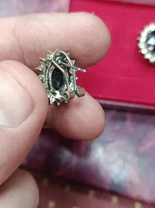 Pendientes antiguos con piedra negra